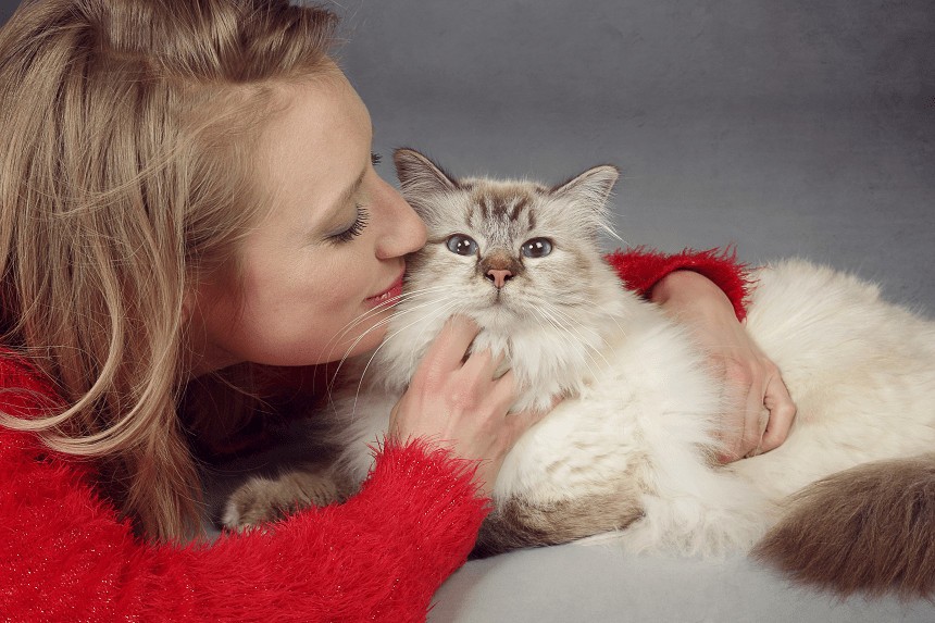 kobieta przytulajaca kota